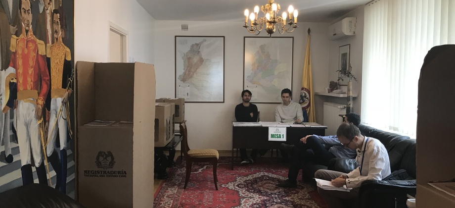 Consulado de Colombia en Varsovia inició la jornada final del proceso electoral en el exterior para Congreso y consultas interpartidistas 2018