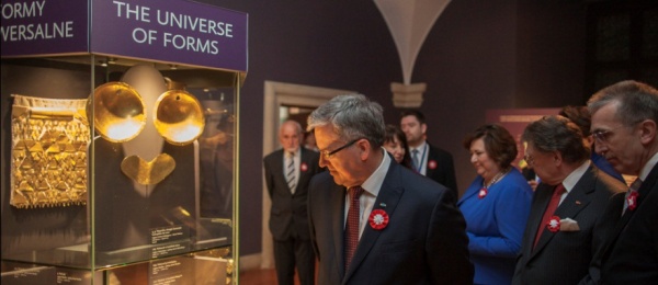 Presidente y Primera Dama de Polonia visitan exposición del Museo de Oro en Varsovia