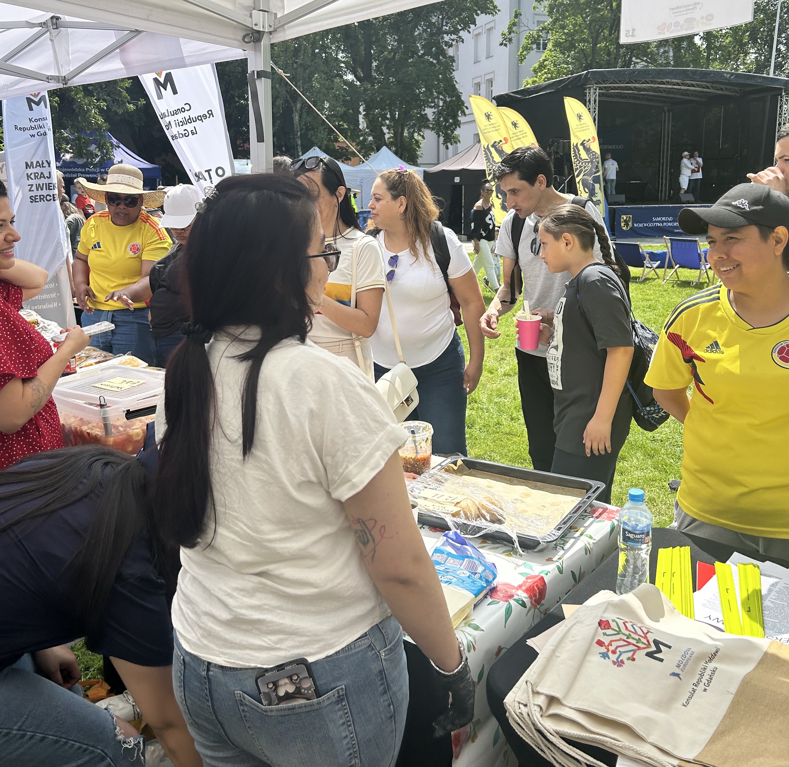 La Embajada de Colombia en Polonia participó en el Picnic Familiar Multicultural en conmemoración del Día Mundial del Refugiado 2025