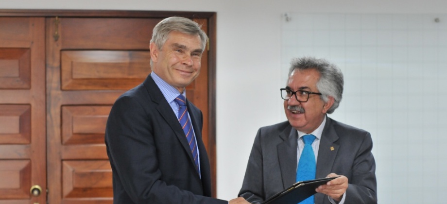 Rector de la Universidad Nacional de Colombia y el Vice-rector de la Universidad de Varsovia, firman acuerdo protocolario para consolidar la cooperación académica entre las dos instituciones en diferentes áreas de interés, así como el intercambio de estudiantes y de docentes. Foto: Agencia de Noticias UN/Unimedios.
