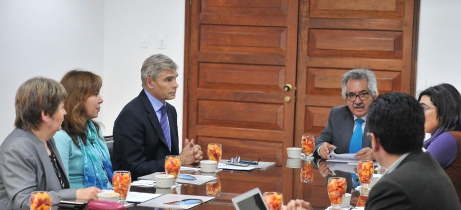 Rector de la Universidad Nacional de Colombia y el Vice-rector de la Universidad de Varsovia, firman acuerdo protocolario para consolidar la cooperación académica entre las dos instituciones en diferentes áreas de interés, así como el intercambio de estudiantes y de docentes. Foto: Agencia de Noticias UN/Unimedios.