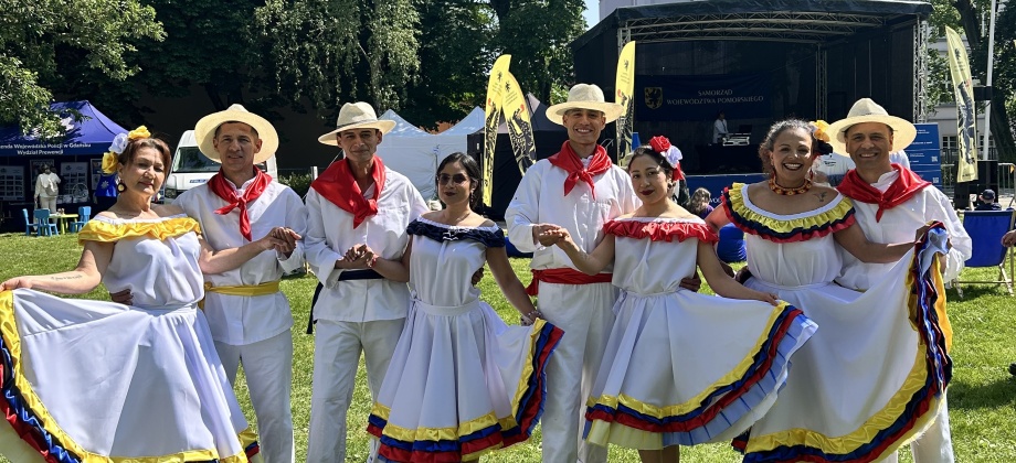 La Embajada de Colombia en Polonia participó en el Picnic Familiar Multicultural en conmemoración del Día Mundial del Refugiado 2025