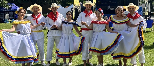 La Embajada de Colombia en Polonia participó en el Picnic Familiar Multicultural en conmemoración del Día Mundial del Refugiado 2025
