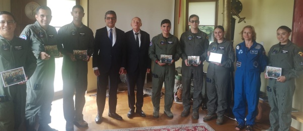 Embajador Assad Jater acompaña a siete oficiales de la Fuerza Aérea de Colombia (FAC) en clausura del curso de entrenamiento espacial