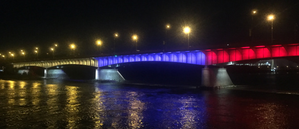 El puente Śląsko-Dąbrowski de Varsovia fue iluminado con los colores de la bandera de Colombia para celebrar el 20 de julio de 2021